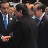 Thủ tướng Trung Quốc Lý Khắc Cường bắt tay Tổng thống Philippines Rodrigo Duterte bên lề hội nghị lãnh đạo các nước Đông Á ở thủ đô Vientiane, Lào. (Nguồn: rappler.com)