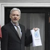 Ông Julian Assange phát biểu trước các phương tiện thông tin đại chúng từ ban công tòa nhà Đại sứ quán Ecuado ở London, Anh ngày 5/2. (Nguồn: EPA/TTXVN)