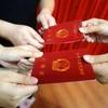 Nhận giấy chứng nhận kết hôn ở Trung Quốc. (Nguồn: Tân Hoa xã)