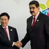 Tổng thống nước chủ nhà Venezuela Nicolas Maduro (phải) trong lễ đón Phó Thủ tướng, Bộ trưởng Ngoại giao Phạm Bình Minh (trái) tại lễ khai mạc Hội nghị thượng đỉnh lần thứ 17 của Phong trào Không liên kết. (Nguồn: EPA/TTXVN)