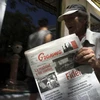 Một người Cuba đang đọc báo Granma. (Nguồn: AP)