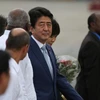 Thủ tướng Nhật Bản Shinzo Abe (giữa) được đón tại sân bay quốc tế Jose Marti. (Nguồn: Reuters)