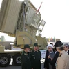 Tổng thống Iran Hassan Rouhani (thứ 3, bên trái) và Bộ trưởng Quốc phòng Iran Hossein Dehghan (thứ 2, bên trái) thị sát hệ thống tên lửa phòng không mới Bavar-373 ở Tehran ngày 21/8. (Nguồn: Reuters/TTXVN)
