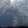 Núi lửa Fuego phun tro bụi ngày 11/7/2015. (Nguồn: AFP/TTXVN)