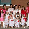Augustina Higuera bên chồng và 14 bé gái. (Nguồn: mirror.co.uk)