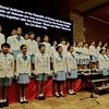 Các em học sinh Hàn Quốc thể hiện nghi thức hát Quốc ca 2 nước tại lễ kỷ niệm. (Ảnh: Thế Anh/TTXVN)