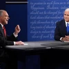 Ông Mike Pence (phải) và ông Tim Kaine (trái) tại cuộc tranh luận ở Farmville, Virginia ngày 4/10. (Nguồn: AFP/TTXVN)