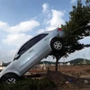 Hàng loạt xe ôtô "leo cây" và "vượt rào" trong cơn bão Chaba