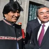 Ngoại trưởng Trung Quốc Vương Nghị (phải) và Tổng thống Bolivia Evo Morales. (Nguồn: erbol.com.bo)