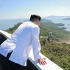 Nhà lãnh đạo Triều Tiên Kim Jong-un (phải) thị sát việc thử nghiệm trên mặt đất động cơ tên lửa công suất lớn tại Trung tâm vũ trụ Sohae, Triều Tiên. (Nguồn: Yonhap/TTXVN)