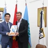 Đại diện Đại sứ quán Việt Nam và ông Claudio Aguilar, Phó Chủ tịch Hiệp hội Khách sạn và Ẩm thực Argentina. (Ảnh: Diệu Hương/Vietnam+)