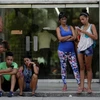 Người dân Cuba sử dụng Internet thông qua wifi công cộng tại Havana, Cuba. (Nguồn: Reuters)