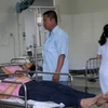 Công nhân đang được cấp cứu tại Bệnh viện Đa khoa Minh Thiện ngày 28/10. (Ảnh: Đỗ Trưởng/TTXVN)