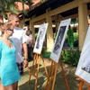 Du khách quốc tế ghé thăm một triển lãm ảnh tại Việt Nam. (Ảnh: Nguyễn Thanh/TTXVN)