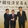 Bộ trưởng Thương mại Trung Quốc Cao Hổ Thành, Bộ trưởng Kinh tế-Thương mại-Công nghiệp Nhật Bản Hiroshige Seko và Bộ trưởng Năng lượng-Công nghiệp-Thương mại Hàn Quốc Joo Hyung Hwan tại cuộc gặp ba bên ở Tokyo ngày 29/10. (Nguồn: THX/TTXVN)