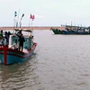Tàu cá của anh Nguyễn Văn Long đưa ngư dân bị nạn trên biển vào bờ. (Ảnh: Thế Lập/TTXVN)