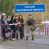 Người dân chờ đợi để vượt qua các biên giới giữa Ukraine và Nga. (Nguồn: bbc.com)