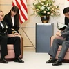 Thủ tướng Nhật Bản Shinzo Abe (phải, trước) trong cuộc gặp Đô đốc Mỹ Harry Harris (trái, trước) tại Tokyo ngày 16/2. (Nguồn: Kyodo/ TTXVN)
