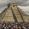 Hàng nghìn du khách thăm quan kim tự tháp Kukulkán ở thành phố cổ Chichén Itzá, bang Yucatan ngày 21/3. (Nguồn: AFP/TTXVN)