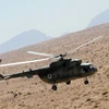 Máy bay Mi-17 bay qua vùng sa mạc tỉnh Helmand trong đợt kiểm tra phi công của Lực lượng phòng không quốc gia Afghanistan và binh sỹ không lực Mỹ ngày 12/10/2009. (Nguồn: AFP/TTXVN)