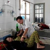 Các nạn nhân được chăm sóc, điều trị tại Trung tâm Y tế huyện Văn Yên, sáng 19/11. (Ảnh: Đức Tưởng/TTXVN)
