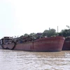 Số tàu khai thác cát trái phép trên sông Hồng bị Phòng Cảnh sát đường thủy (PC68) Công an thành phố Hà Nội bắt giữ tại Cảng Hồng Vân ở huyện Thường Tín ngày 4/11. (Ảnh: Doãn Tấn/TTXVN)
