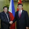 Chủ tịch Tập Cận Bình (phải) và Tổng thống Rodrigo Duterte (trái) tại cuộc gặp bên lề Hội nghị cấp cao APEC ở Peru, Lima ngày 19/11. (Nguồn: THX/TTXVN)