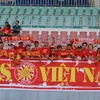 Cổ động viên Việt Nam có mặt trên khán đâì sân Wunna Theikdi cổ vũ cho Đội tuyển bóng đá Việt Nam trong trận gặp đội tuyển Campuchia. (Ảnh: Minh Tiến/TTXVN)