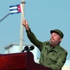 Lãnh tụ Cuba Fidel Castro phát biểu trước hàng nghìn người dân bên ngoài Văn phòng đại diện quyền lợi của Mỹ ở La Habana (Cuba) ngày 21/6/2004. (Nguồn: EPA/TTXVN)