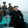 Nhà lãnh đạo Kim Jong-Un (phải) trong chuyến thị sát một đơn vị pháo binh đóng trên đảo Mahap. (Nguồn: YONHAP/TTXVN)