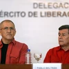 Trưởng đoàn đàm phán của ELN Pablo Beltrán (phải) trước cuộc đàm phán hòa bình với đại diện Chính phủ Colombia tại Caracas ngày 30/3. (Nguồn: AFP/TTXVN)