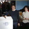 Thủ tướng Italy Matteo Renzi bỏ phiếu tại một địa điểm bầu cử ở Pontassieve. (Nguồn: AP/TTXVN)