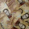 Các đồng tiền mệnh giá 100 Bolivar ở Caracas ngày 20/10. (Nguồn: AFP/TTXVN)