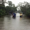 Tuyến tỉnh lộ 11A ở xã Quảng Vinh, huyện Quảng Điền bị ngập lụt. (Ảnh: Hồ Cầu/TTXVN)