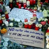 Thắp nến và đặt hoa tưởng niệm các nạn nhân vụ tấn công tại chợ Giáng sinh Breitscheidplatz ngày 21/12. (Nguồn: EPA/TTXVN)