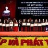 Phó Chủ tịch nước Đặng Thị Ngọc Thịnh trao Huân chương cho các cá nhân có thành tích xuất sắc. (Ảnh: Thu Hằng/TTXVN)