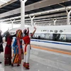 Tàu cao tốc rời ga ở Côn Minh trong ngày khai trương tuyến đường sắt cao tốc Thượng Hải-Côn Minh. (Nguồn: THX/TTXVN)
