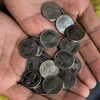 Những đồng xu mệnh giá 50 bolivar. (Nguồn: AFP)