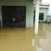 Nhà dân phường Hiệp Bình Chánh bị ngập trong nước. (Ảnh: Mạnh Linh/TTXVN)