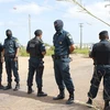 Cảnh sát gác bên ngoài một nhà tù ở Brazil sau vụ bạo loạn ngày 6/1. (Nguồn: THX/TTXVN)