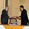 Thứ trưởng Bộ Giao thông Cuba Eduardo Rodríguez Dávila và Đại biện Mỹ tại Cuba Jeffrey De Laurentis ký Thỏa thuận hợp tác. (Ảnh: Vũ Lê Hà/TTXVN)