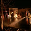 Lính cứu hỏa làm nhiệm vụ tại hiện trường vụ nổ bom ngày 10/1. (Nguồn: EPA/TTXVN)