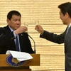 Thủ tướng Nhật Bản Shinzo Abe (phải) và Tổng thống Philippines Rodrigo Duterte. (Nguồn: Reuters)