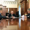 Tổng thống Vladimir Putin (giữa) và Bộ trưởng Quốc phòng Nga Sergei Shoigu (phải) và Ngoại trưởng Nga Sergei Lavrov (trái) trong cuộc họp tại Điện Kremlin. (Nguồn: AFP/TTXVN)