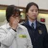 Bà Choi Soon-sil (trái) tại Tòa án quận trung tâm Seoul ngày 5/1/2017. (Nguồn: AFP/TTXVN)