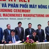Lãnh đạo THACO và Tập đoàn LS Mtron ký kết văn kiện hợp tác. (Ảnh: Nguyễn Sơn/TTXVN)