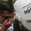 Thân nhân của hành khách trên chiếc máy bay mất tích MH370 khóc thương người thân tại lễ kỷ niệm hai năm vụ mất tích của máy bay này ở Kuala Lumpur, Malaysia ngày 6/3/2016. (Nguồn: EPA/TTXVN) 