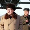 Nhà lãnh đạo Triều Tiên Kim Jong Un (trái) thị sát buổi vận hành thử một động cơ tên lửa đẩy kiểu mới. (Nguồn: EPA/TTXVN)