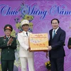 Chủ tịch nước Trần Đại Quang tặng quà cho cán bộ chiến sỹ, sỹ quan chỉ huy các lực lượng vũ trang tỉnh An Giang. (Ảnh: Nhan Sáng/TTXVN)