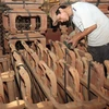 Sản xuất đồ gỗ mỹ nghệ cao cấp cung ứng cho thị trường trong nước và xuất khẩu tại một doanh nghiệp ở huyện Thường Tín (Hà Nội). (Ảnh: Đình Huệ/TTXVN)